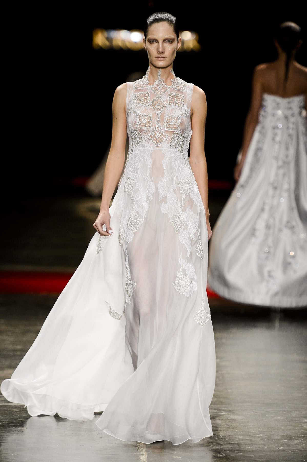 расшитое свадебное платье